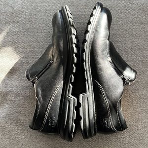 Ugg Women's Black Leather Sheepskin Lined Slide Zip Shoe Size 8